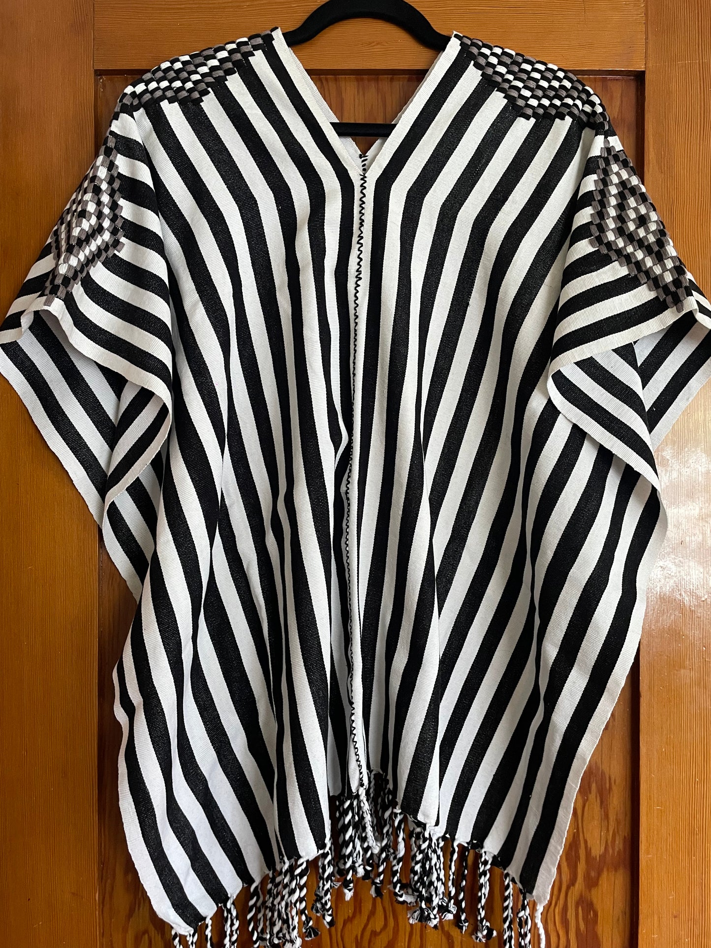 Poncho - White/Black
